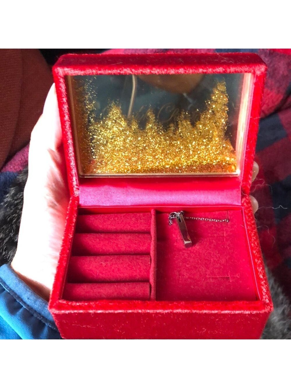 The Kiss disney necklace / jewelry box Christmas edition